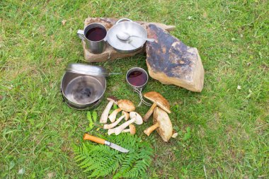 Pişirme ekipmanları ile dağlık bir bölgede kamp.