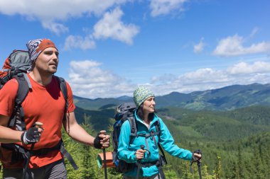 Güneşli bir yaz aylarında dağlarda hiking.
