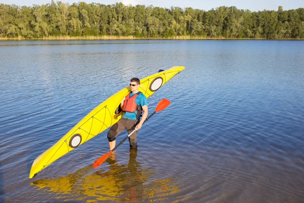 Hombre viajando en el río en un kayak — Foto de Stock
