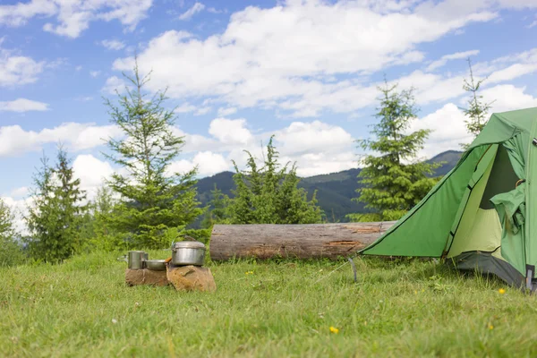 Camping dans une zone montagneuse avec matériel de cuisine . — Photo