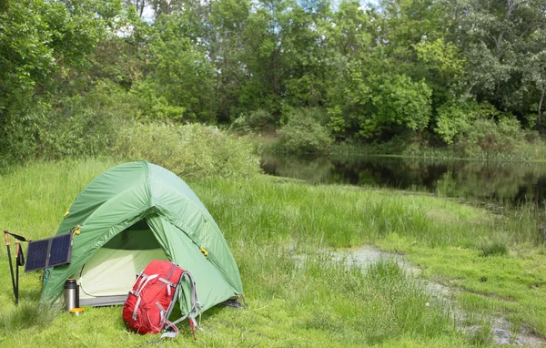 Camping dans les bois sur les rives de la rivière . — Photo