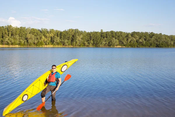 Homme voyageant sur la rivière en kayak — Photo