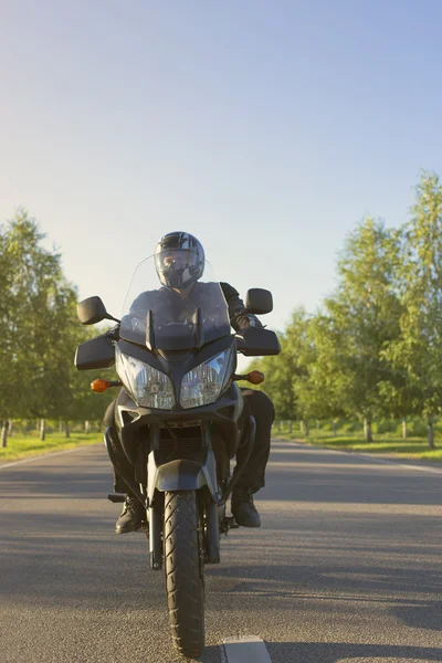 Viajando em uma motocicleta nas estradas da montanha . — Fotografia de Stock