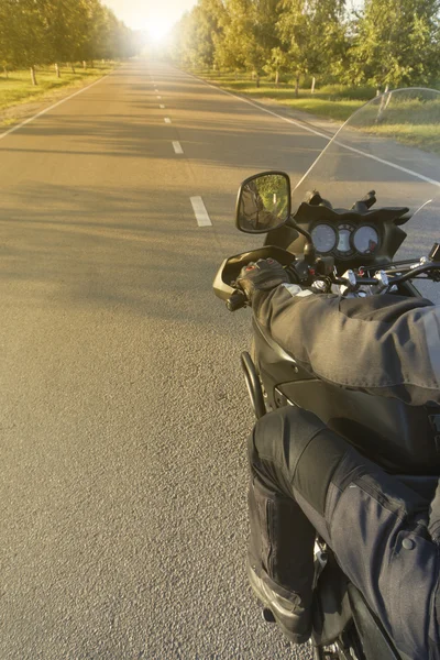 Подорож на мотоциклі по гірських дорогах . — стокове фото