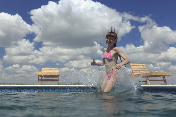 Szczęśliwe dzieci na plaży latem. — Zdjęcie stockowe