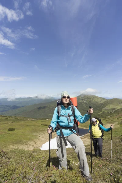 Zomer van wandelen in de bergen met een rugzak . Rechtenvrije Stockfoto's