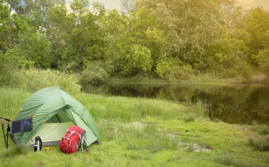 Nehir kıyısında ormanda kamp.
