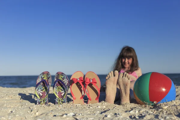 Szczęśliwe dzieci na plaży latem. — Zdjęcie stockowe