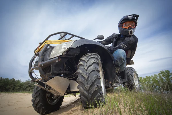 Corrida ATV é areia . — Fotografia de Stock