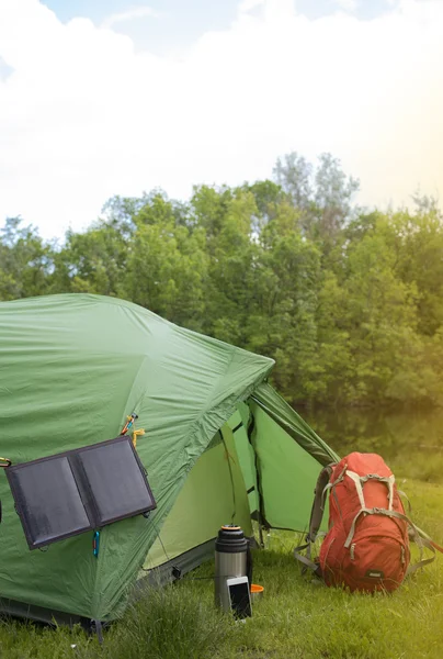 Camping dans les bois sur les rives de la rivière . — Photo