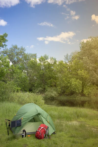 Camping dans les bois sur les rives de la rivière . — Photo