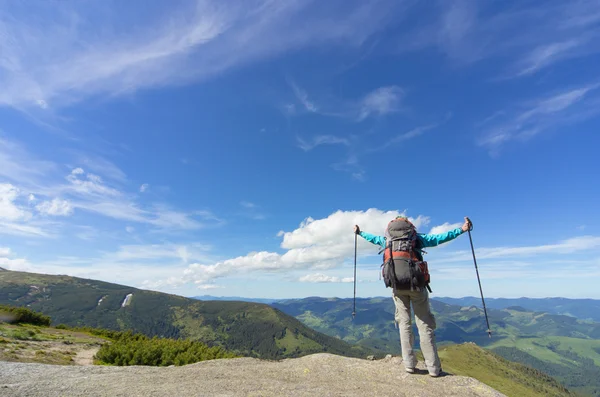 Turistika v horách v létě za slunečného dne. — Stock fotografie