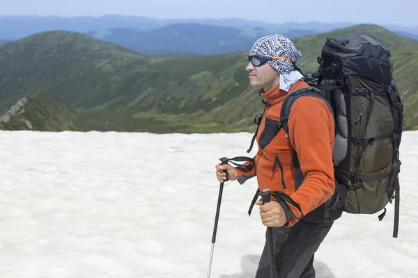 Sommerwandern in den Bergen mit dem Rucksack . — Stockfoto