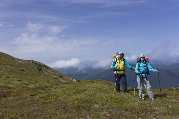 Sommerwandern in den Bergen mit dem Rucksack . — Stockfoto