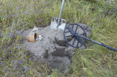 Hazine antik sikke topraktan kazdık.