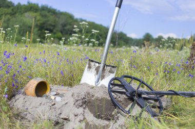 Hazine antik sikke topraktan kazdık.
