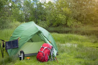 Nehir kıyısında ormanda kamp.