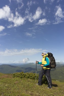 Bir sırt çantası ile dağlarda hiking yaz . 