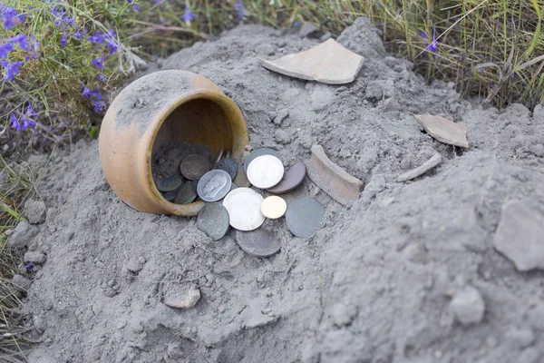 Tesoro monedas antiguas excavadas en la tierra . — Foto de Stock