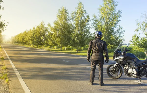 Viajando em uma motocicleta nas estradas da montanha . — Fotografia de Stock