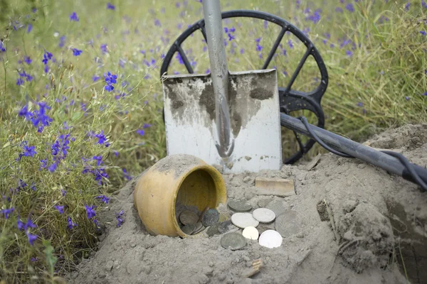 Tesoro monedas antiguas excavadas en la tierra . — Foto de Stock