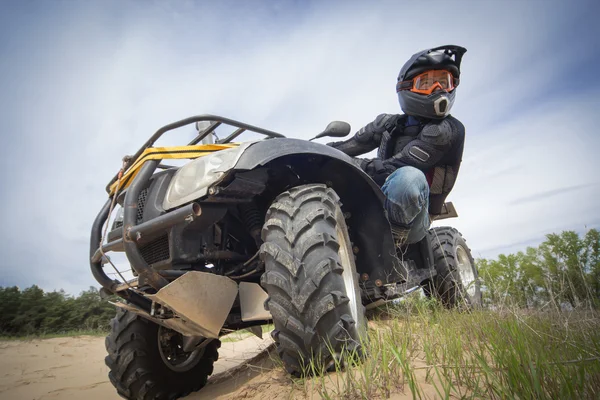 Racing ATV is sand. — Stock Photo, Image