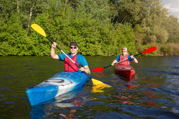 Homme voyageant sur la rivière en kayak — Photo