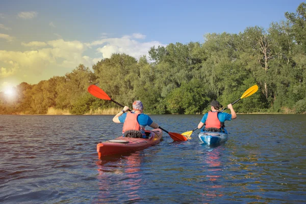 Hombre viajando en el río en un kayak — Foto de Stock