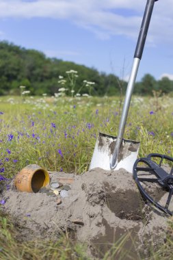 Hazine antik sikke topraktan kazdık.