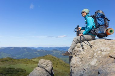 Güneşli bir yaz aylarında dağlarda hiking.