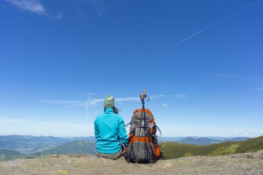 Güneşli bir yaz aylarında dağlarda hiking.