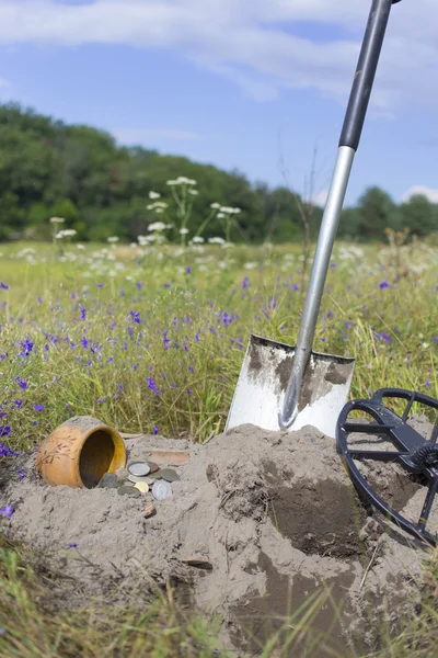 Hazine antik sikke topraktan kazdık.