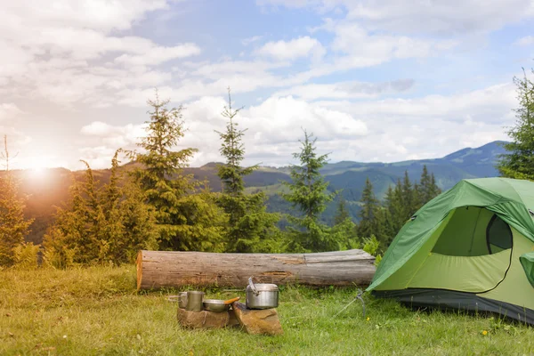 Camping en una zona montañosa con equipo de cocina . — Foto de Stock