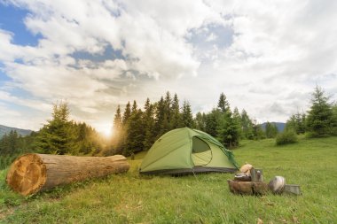 Pişirme ekipmanları ile dağlık bir bölgede kamp.