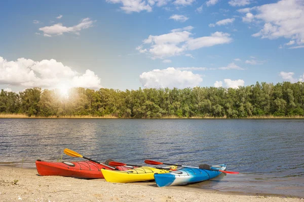 Campeggio con kayak sulla spiaggia . — Foto Stock