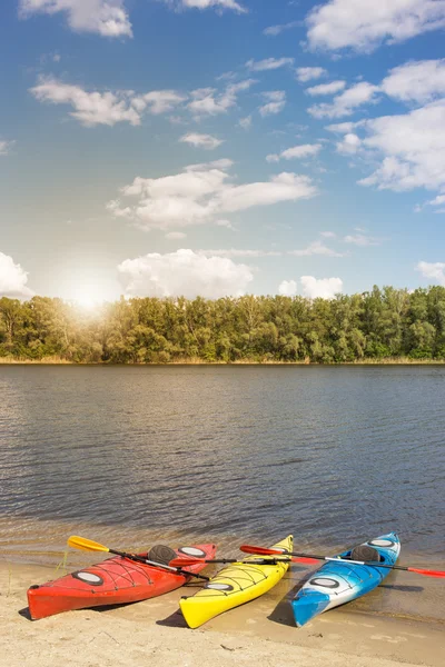 Campeggio con kayak sulla spiaggia . — Foto Stock