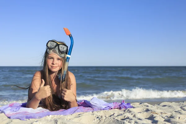 Girl with mask and snorkel for scuba diving. — Stock Photo, Image