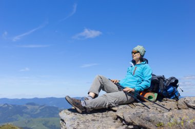 Bir sırt çantası ile dağlarda hiking yaz . 