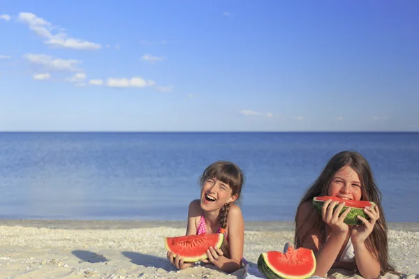 Happy children on the beach eating sweet watermelon. — Stock Photo, Image