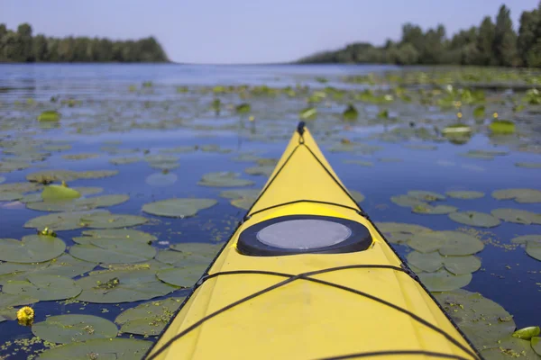 Güneşli bir günde kayaks sahilde kamp. — Stok fotoğraf