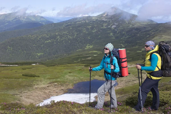 Caminhadas de verão nas montanhas com uma mochila  . — Fotografia de Stock