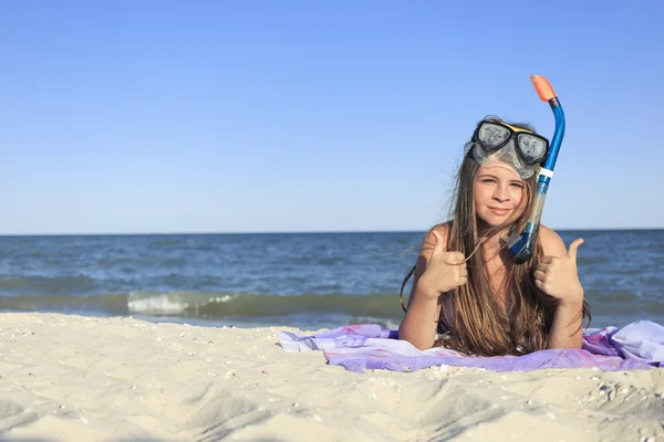 Chica con máscara y snorkel para el buceo . —  Fotos de Stock