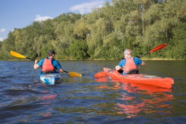 Nehirde bir kayık içinde seyahat adam