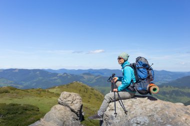 Güneşli bir yaz aylarında dağlarda hiking.
