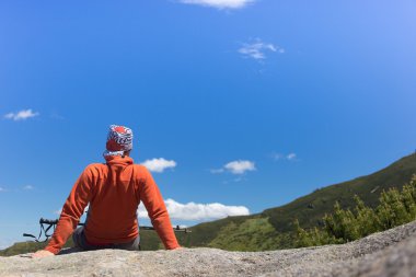 Güneşli bir yaz aylarında dağlarda hiking.