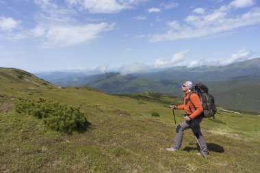 Bir sırt çantası ile dağlarda hiking yaz . 