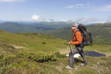 Bir sırt çantası ile dağlarda hiking yaz . 