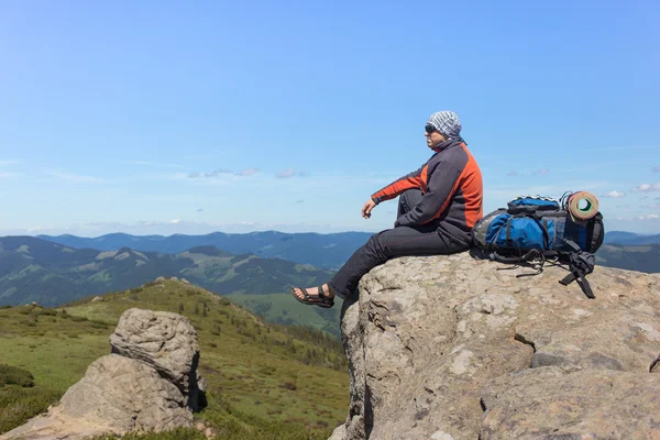 在夏天在晴朗的一天在山里徒步旅行. — 图库照片