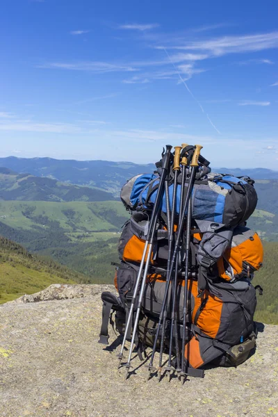 Camping avec des sacs à dos dans les montagnes contre le ciel bleu . — Photo