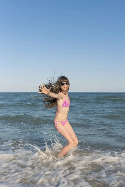 Happy children in the summer on the beach. — Stock Photo, Image